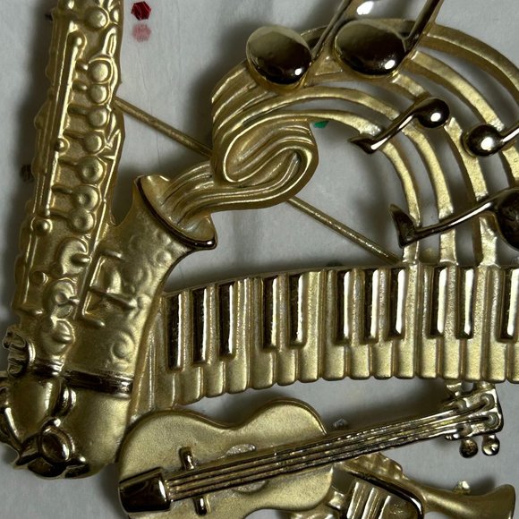 Vintage Signed AJC Gold Musical Brooch Pin Saxophone Guitar Keyboard Music Notes - Picture 3 of 8